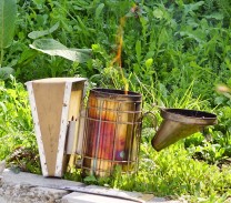 Rauch beruhigt die Bienen und kündigt "Besuch" an. (Bild: Thomas Krytzner)