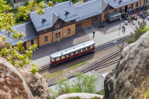 Blick vom Berg auf den Schmalspurbahnhof Oybin